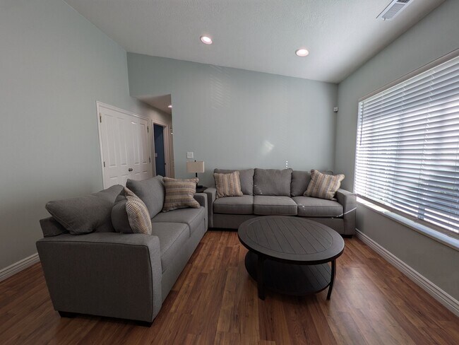 Foto del edificio - 861 W Columbia Ln