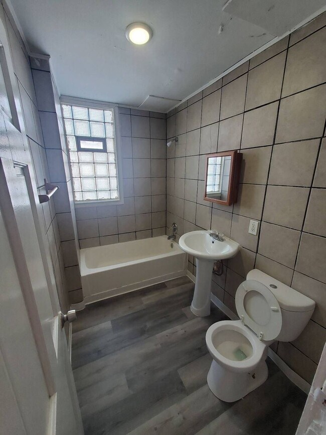 Foto del edificio - 3170 N 7th St. (3 Unit)
