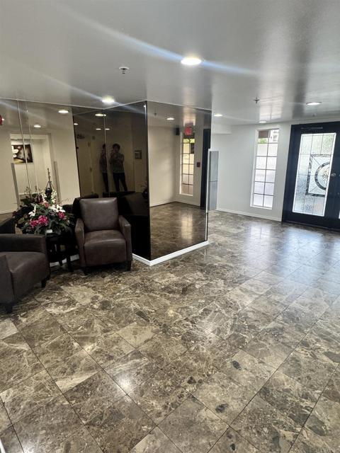 Foto principal - 8722 Burton Way