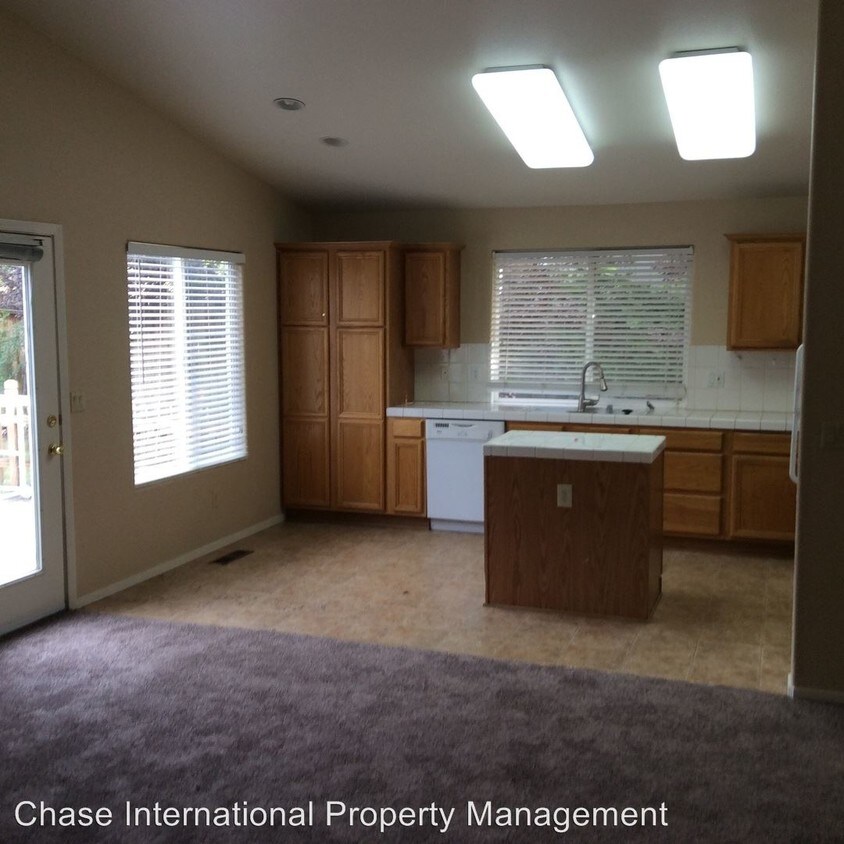 Building Photo - 5865 W Brookdale Dr