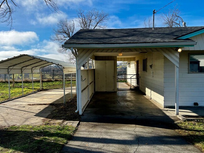 Foto del edificio - 3-Bedroom Home on Corner Lot with a View!