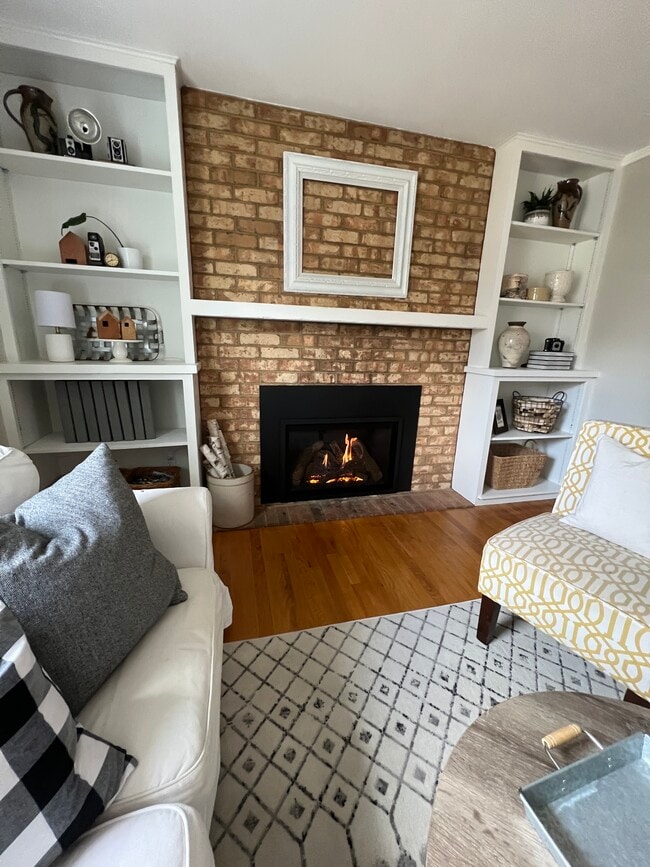 Has fireplace - 1735 Crestview Dr
