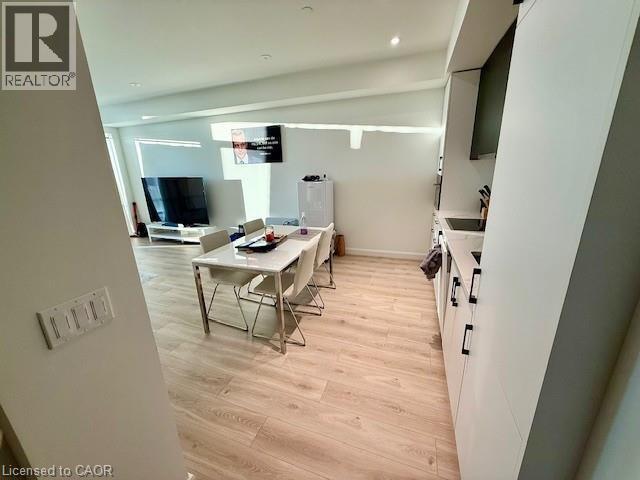 Photo du bâtiment - 741 King St W