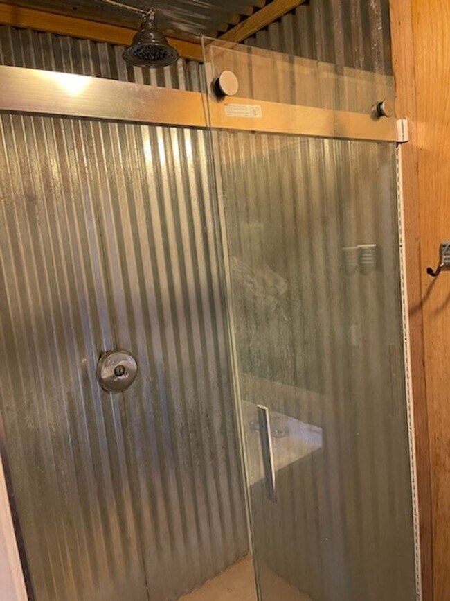 Foto del edificio - Rustic Charm: Enjoy Farmhouse living in our 1Bed 1 Bath Coming Soon !