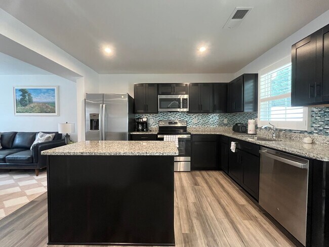 Foto del edificio - Spacious Townhome Located Minutes From Downtown Greenville!