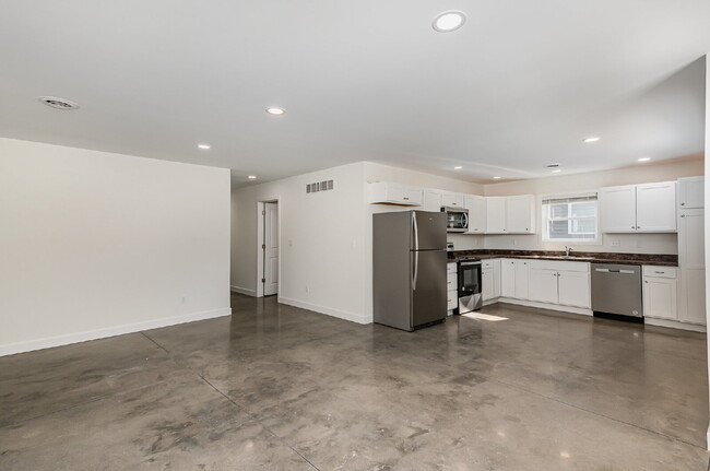 Foto del edificio - Newly Built 3-bedroom 2 bath Duplex $2200/...
