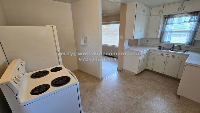 Building Photo - Cute and Centrally Located 2 Bedroom 1 Bat...