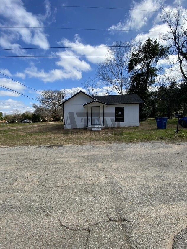 Primary Photo - Charming 2 Bedroom 1 Bathroom home in Trin...