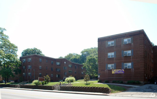 Fifth Avenue Gardens - Colonial Terrace