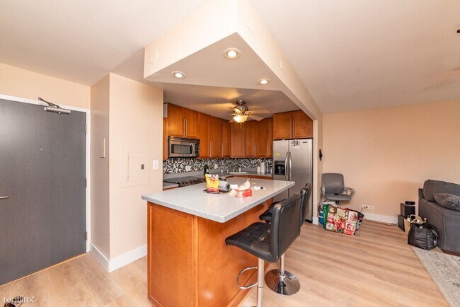 Foto del edificio - 1 br, 1 bath Condo - 3930 N Pine Grove Ave...