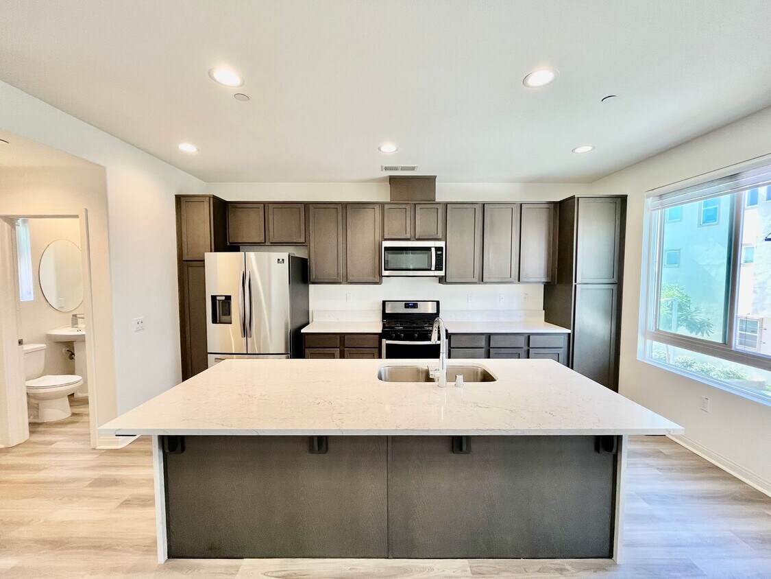 Foto principal - Beautiful 3B 3.5 BA Townhouse in Otay Ranch!