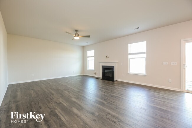Building Photo - 561 Hillpark Ln
