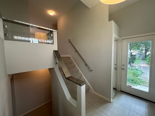 Foto del edificio - Luxury Living on Summit Ave! – Spacious 3B...