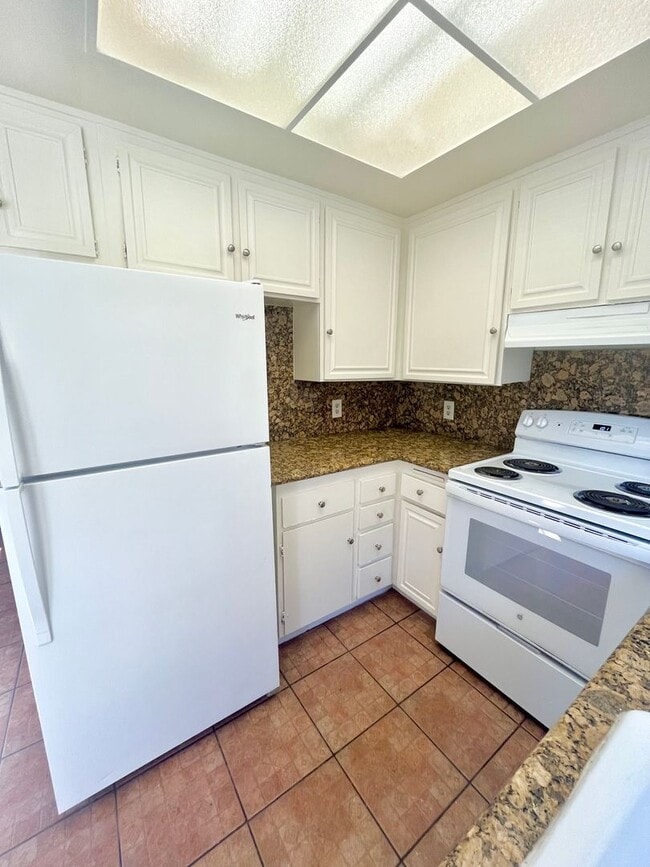 Building Photo - 1450 Melrose Ave