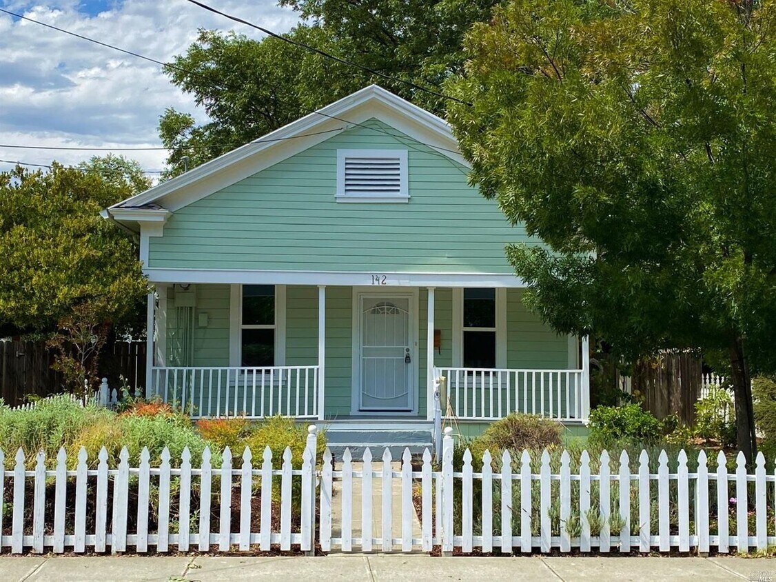 Foto principal - Darling Victorian Home - Walk to Downtown ...