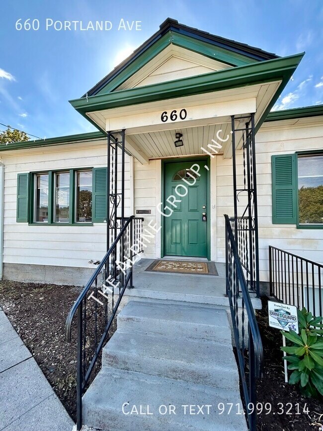 Building Photo - Three Bedrooms + Bonus in Gladstone