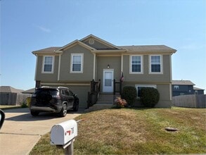 Building Photo - 716 SW Tisha Ln