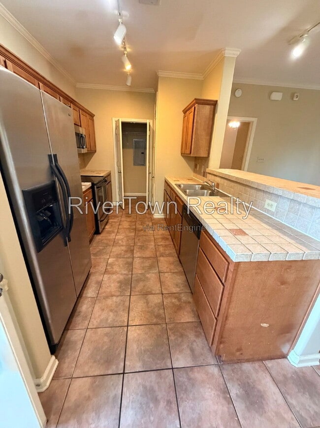 Building Photo - 645 Gookin Pl