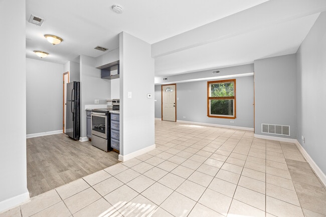Building Photo - 1370 N Glen Cir