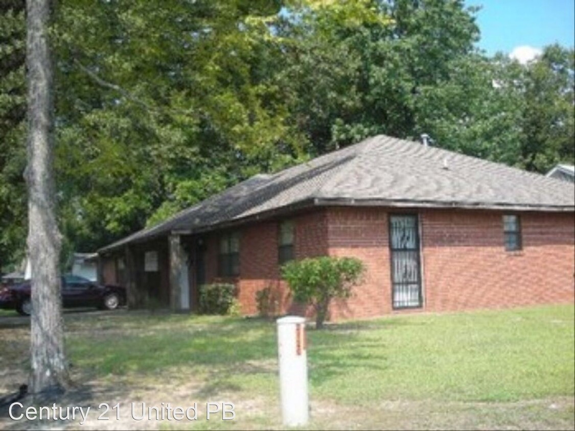 Primary Photo - 3 br, 2 bath House - 2122 S Hickory St.