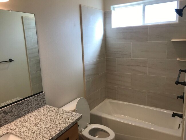 Building Photo - SPACIOUS 3 BEDROOM 3.5 BATHROOM HOME With ...