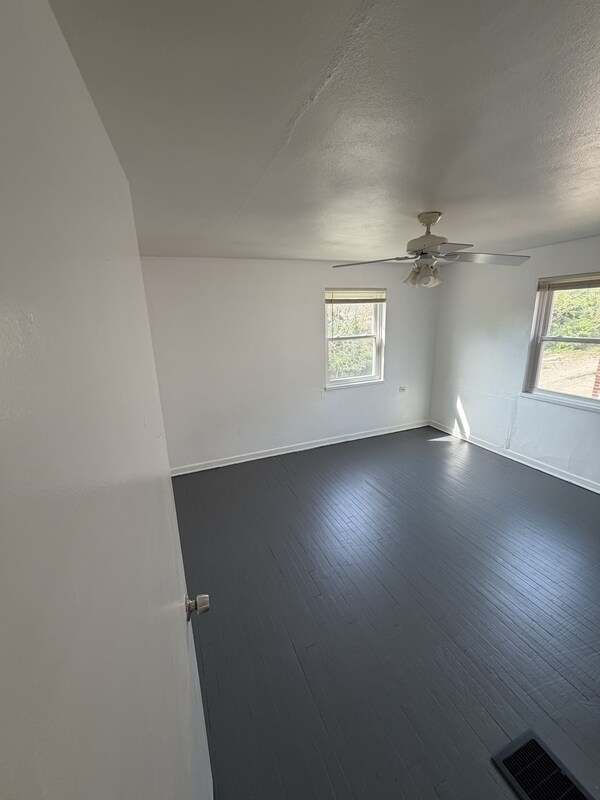 Foto del edificio - 246 Basswood Ave