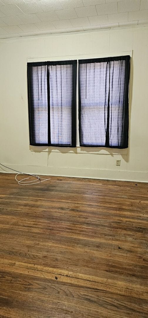 Building Photo - 2/1 Ready to move in