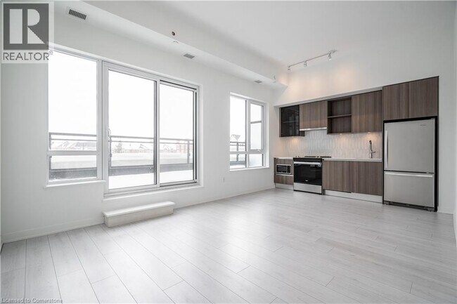 Building Photo - 395 Dundas St W