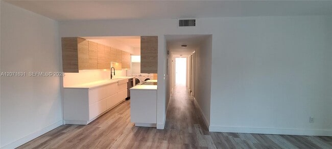 Foto del edificio - 6519 W Newberry Rd