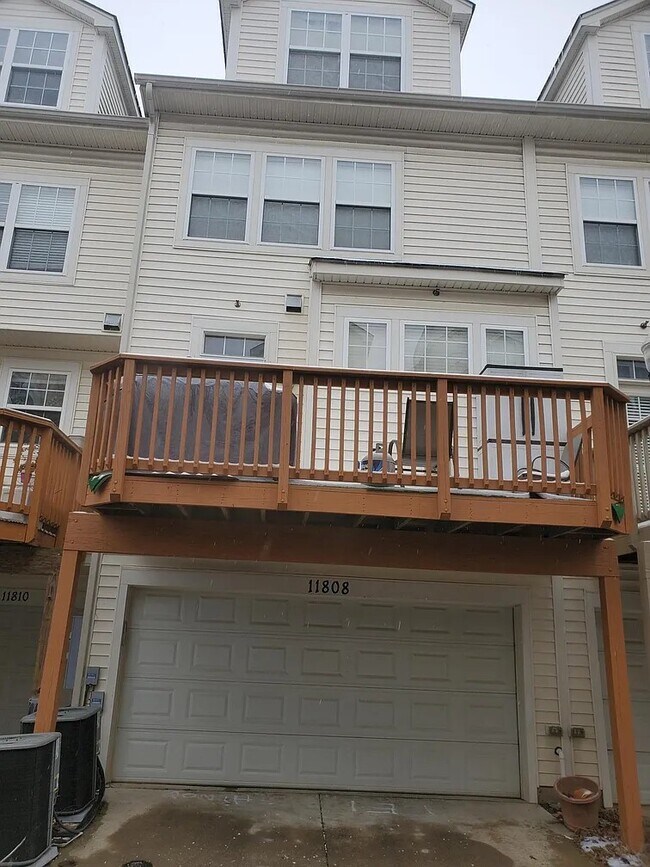 Parte trasera con garaje para 2 coches - 11808 Oxbridge Dr