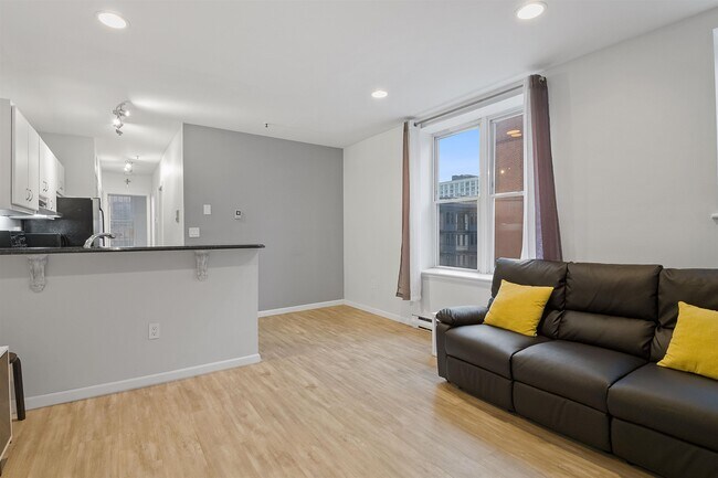 Building Photo - 533 Monroe St