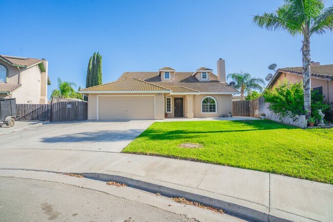 Foto del edificio - BEAUTIFUL 4 BEDROOM HOME WITH SWIMMING POOL!