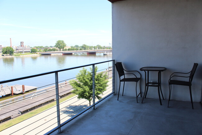 Foto del edificio - Live on the Fox River - Furnished Loft Con...