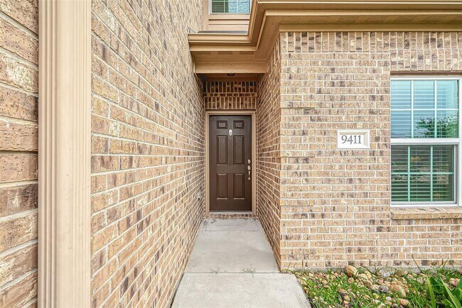 Building Photo - 9411 Sky Blue Dr