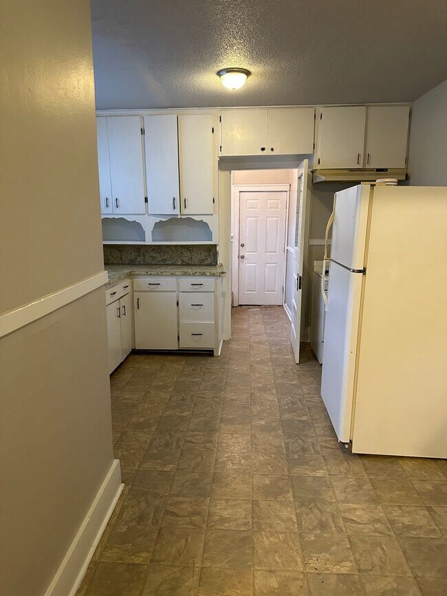 Building Photo - 1 bedroom 1 bath unit.