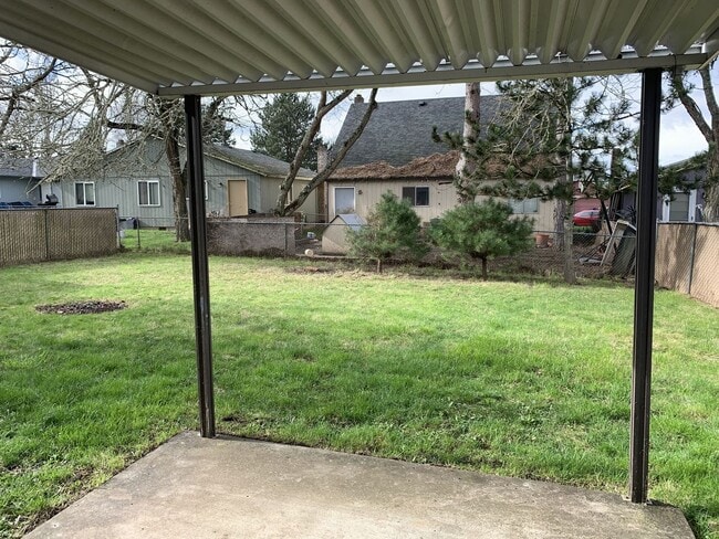 Building Photo - Four bedroom, two bath family home on quiet Beaverton street