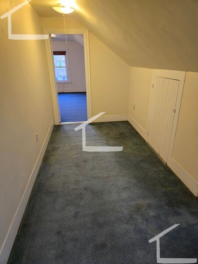 Building Photo - Great four bedroom located two minutes from the Green line and BU