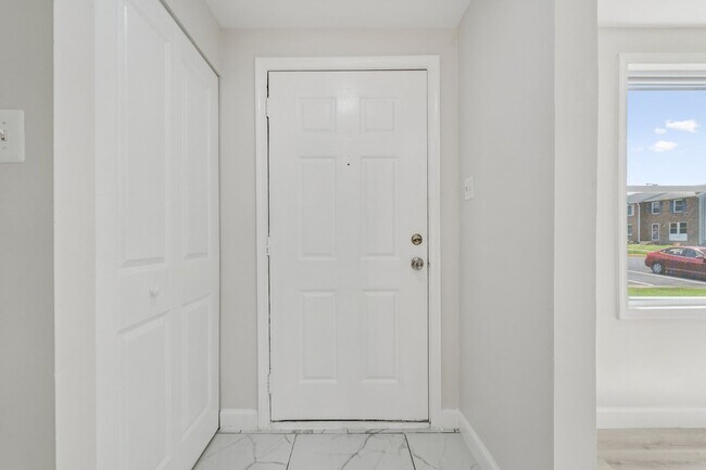 Building Photo - This inviting two-level townhome is perfec...