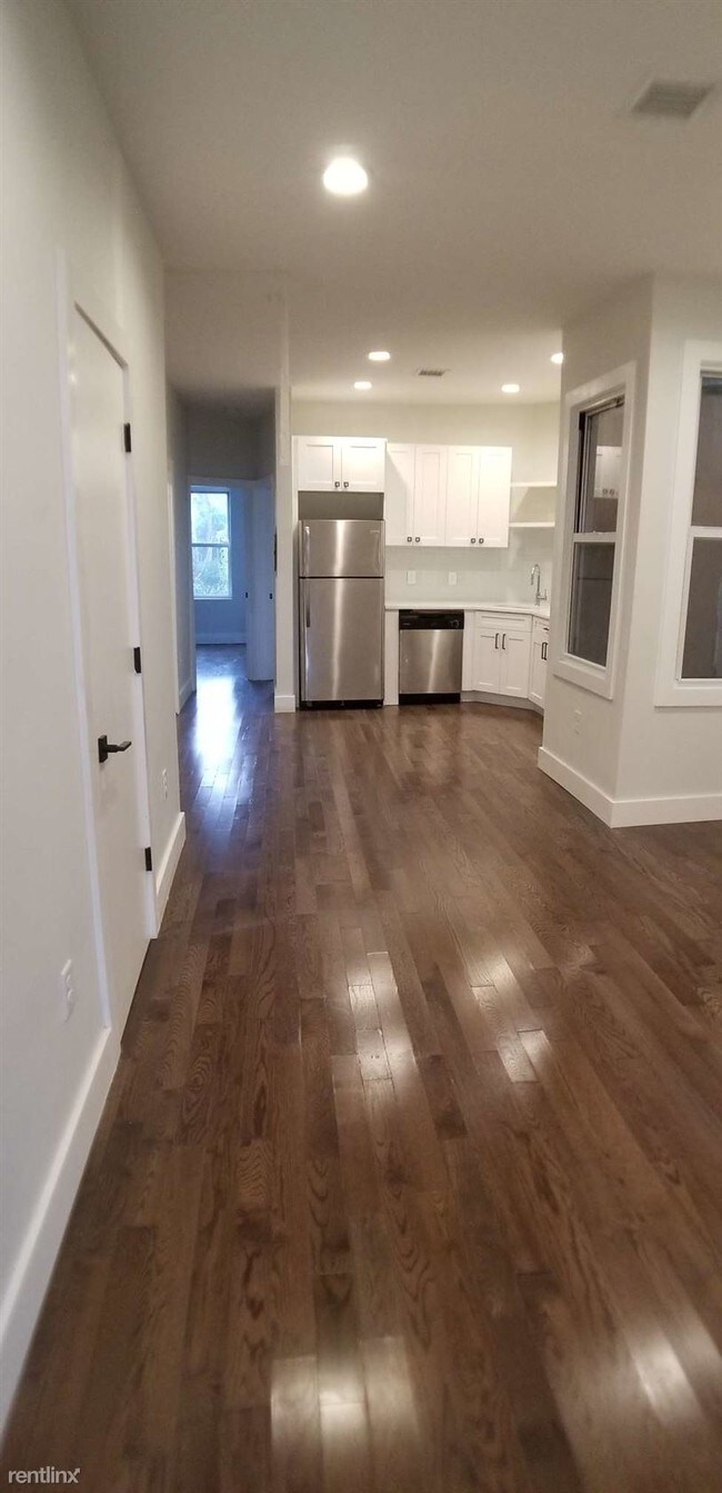 Building Photo - 4 br, 2 bath  - 522 W Side Ave 3