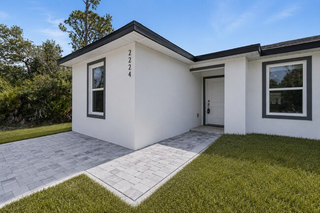Foto del edificio - Spacious 3-Bedroom Duplex Oasis with 2 Full Baths in Port Charlotte – Your Ideal Retreat Awaits!