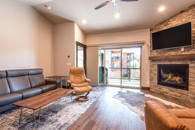 Building Photo - Modern Townhome in Black Rock Ridge