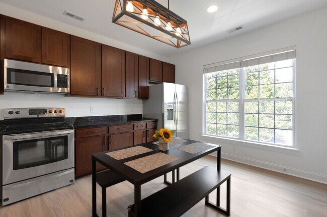Building Photo - Stunning 3BR/3.5BA Townhome | 2,300+ Sq Ft...
