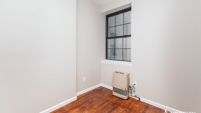 Building Photo - 18 Covert St