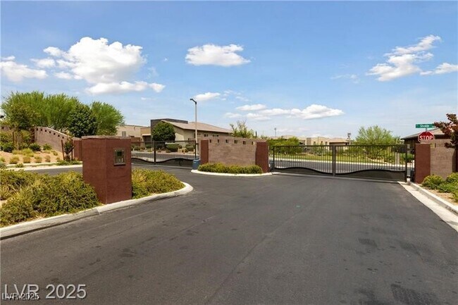 Building Photo - 10334 Kesington Dr