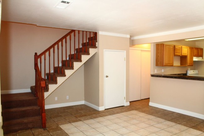 Foto del edificio - 2 TWO STORY TOWN HOME