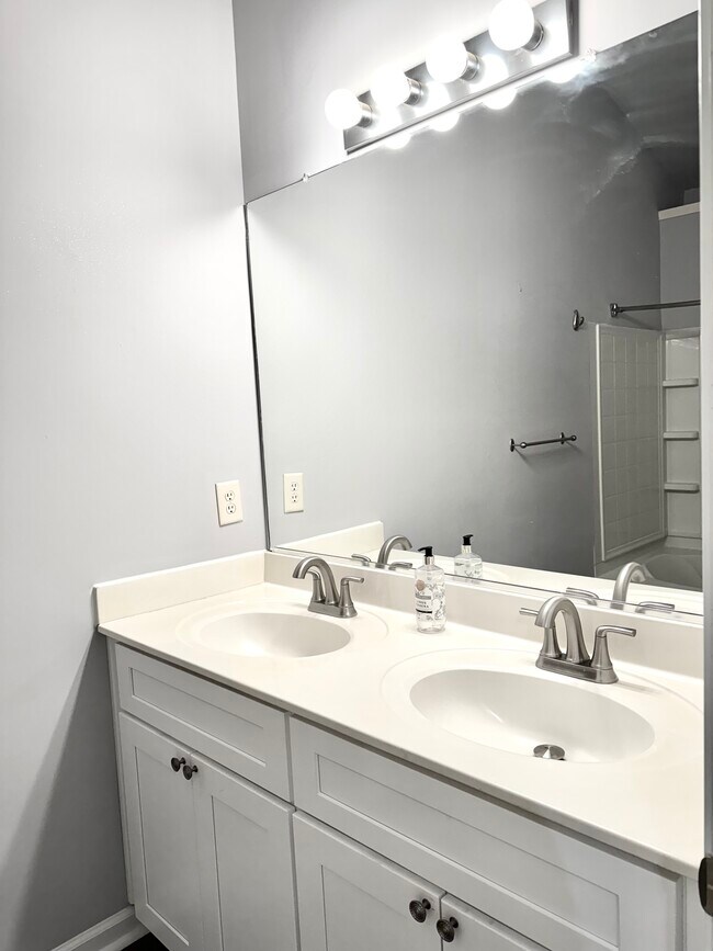 Foto del edificio - 3242 Hidden Cove Cir NW