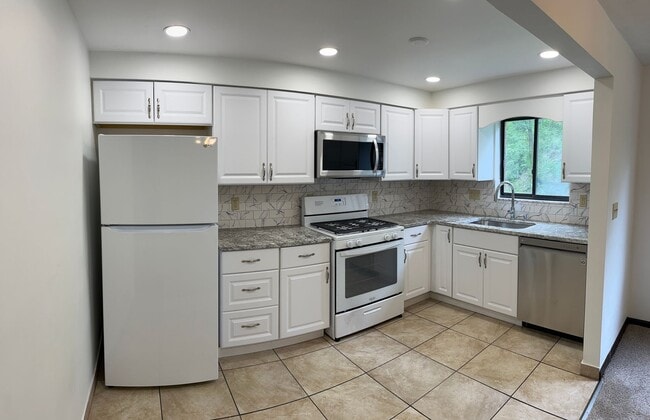 Photo - 2 Bedroom Shaler Townhouse with Garage