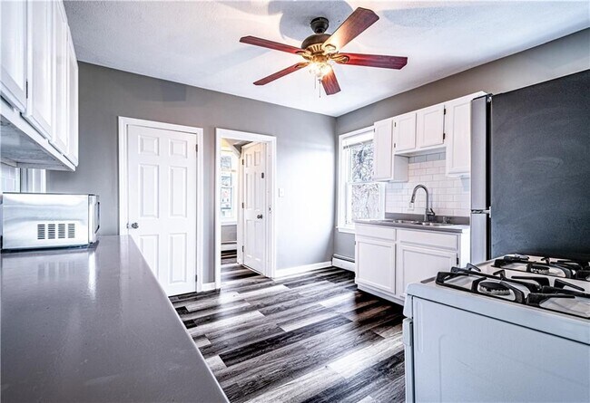 Building Photo - 216 Maplewood Ave