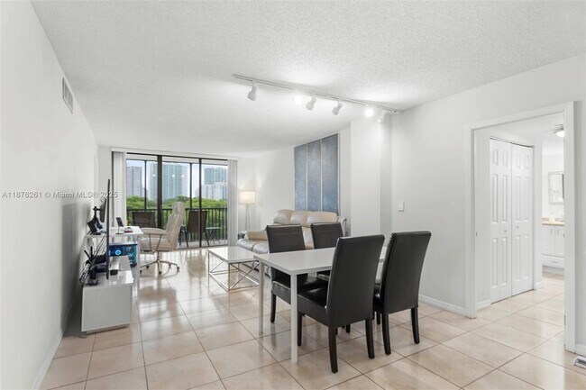 Foto del edificio - 3401 N Country Club Dr