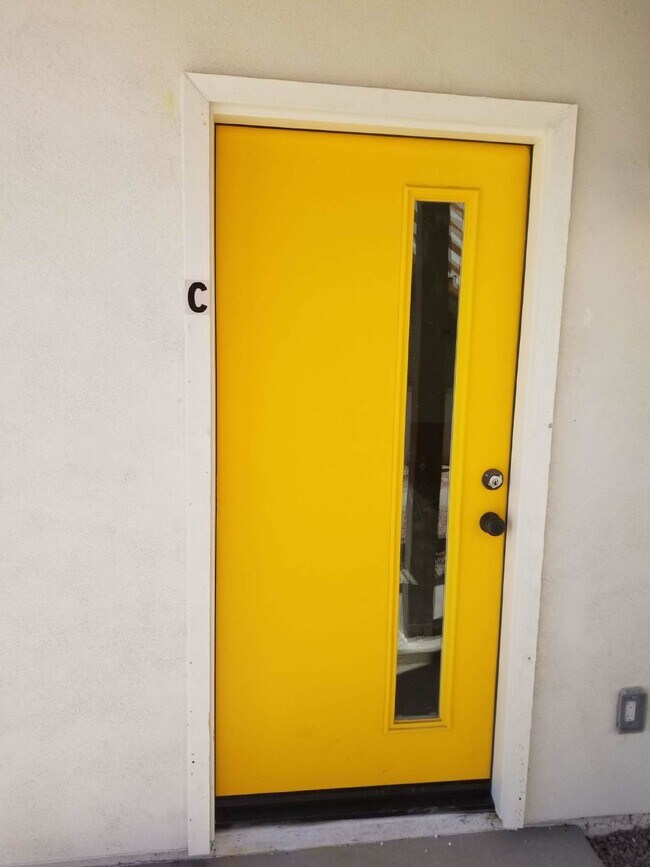 Foto del edificio - Charming Ground-Level 2BR/1BA with Private Patio Backyard